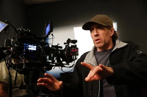 4X13 Behind the scenes photo 2.jpg (147 KB)