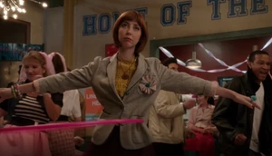 S04E08-Kat hula hooping