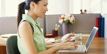 Mulher-le-email-laptop-5128