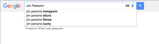 Resultados de pesquisa geralmente são personalizados com base na locação de quem procura, configurações de idioma, histórico do navegador, então use uma aba em incognito ou privada