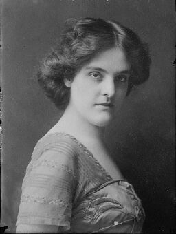 Thais Lawton.jpg