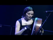 Caroline Corr playing bodhrán (London, 17 March 1998).