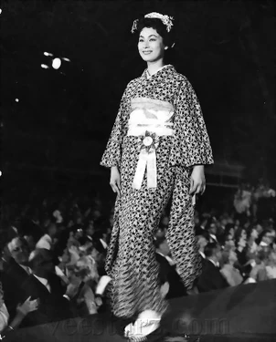Miss Japón y Miss Universe 1959 Akiko Kojima en Traje Nacional.