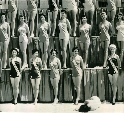 Candidatas a Miss Universo 1954 junto a las candidatas de Miss Estados Unidos).