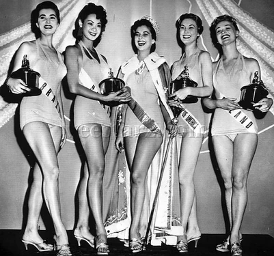 Top 5 de Miss Universe 1958 (Miss Brasil (2), Miss Hawaii (3), Miss Colombia (Ganadora), Miss Estados Unidos (4) y Miss Polonia (5)).
