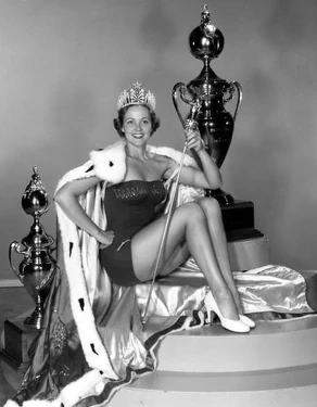 Miriam Stevenson, Miss Universo 1954 posando junto a sus trofeos.