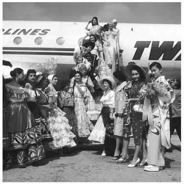 Llegada de las candidatas a Long Beach en su Traje Nacional.