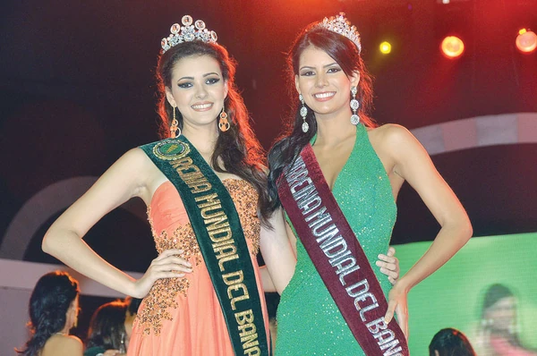 Jennifer Valle Reina Mundial del Banano junto a Nerys Margarita Díaz Virreina.