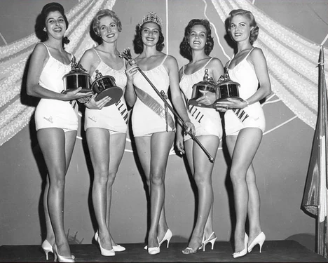 Top 5 Miss Universe 1957, Izq a Der (Miss Cuba (4), Miss Inglaterra (3), Miss Perú (Ganadora), Miss Brasil (2) y Miss Alemania (5)).