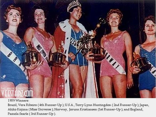 Top 5 de Miss Universe 1959 Izq a Der (Miss Brasil (5), Miss Estados Unidos (3), Miss Japón (Ganadora), Miss Noruega (2) y Miss Inglaterra (4)).