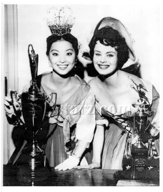 Miss Simpatía Sodsai Venitwatana de Tailandia y Miss Fotogénica Pamela Anne Searle de Inglaterra.