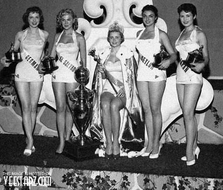 Top 5 Miss Universe 1955; Izq a Der (Miss Alemania (4), Miss El Salvador (2), Miss Suecia (Ganadora), Miss Ceilán (3) y Miss Japón (5)).