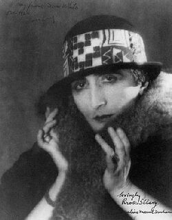 Célèbre photo par  de Marcel Duchamp, déguisé comme Rrose Sélavy.