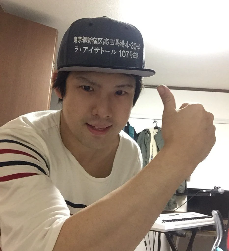 帽子上写的是「东京都新宿区高田马场4-30-4ラアイサトール107号在住