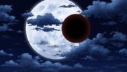 El orbe negro es visto de nuevo, al lado de la luna.
