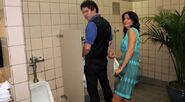 Jules auf der Männertoilette