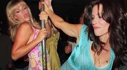 Laurie und Jules beim Pole-Dancing
