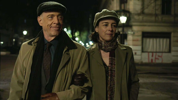 JK-Simmons-Olivia-Williams-D2-Howard-and-D1-Emily-Nehringstraße-Counterpart-STARZ-Season-2-Episode-01-inside-out