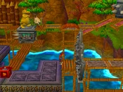 Cortex juoksee mehiläispesän sokaisemana karhua pakoon.