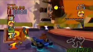 Crash usando la función magnética, notase que va conduciendo por la pared.