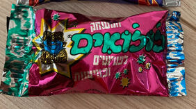 Khalastra's artwork shown on an Israeli Jojo's pack