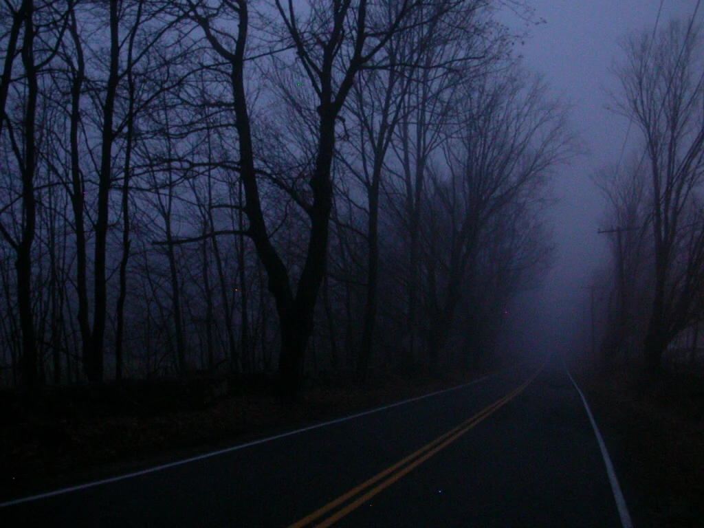 Фон дорога. Тень человека на улице. Силуэт в темном переулке. Темно достаться. Свет в темноте.