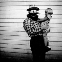 Hombre disfrazo, sosteniendo a un niño horrorizado (1960-1970, Estados Unidos)