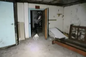 cartoon Dog derrière une porte dans une maison abandonnée 