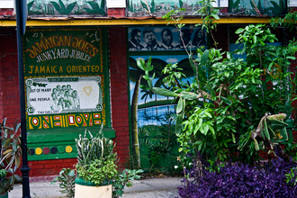 exterior de la tienda frente a SCP-100