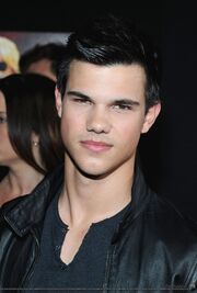 Taylor Lautner chaqueta de cuero.jpg