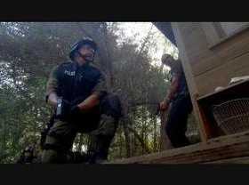 FBI agent carries a Glock 17