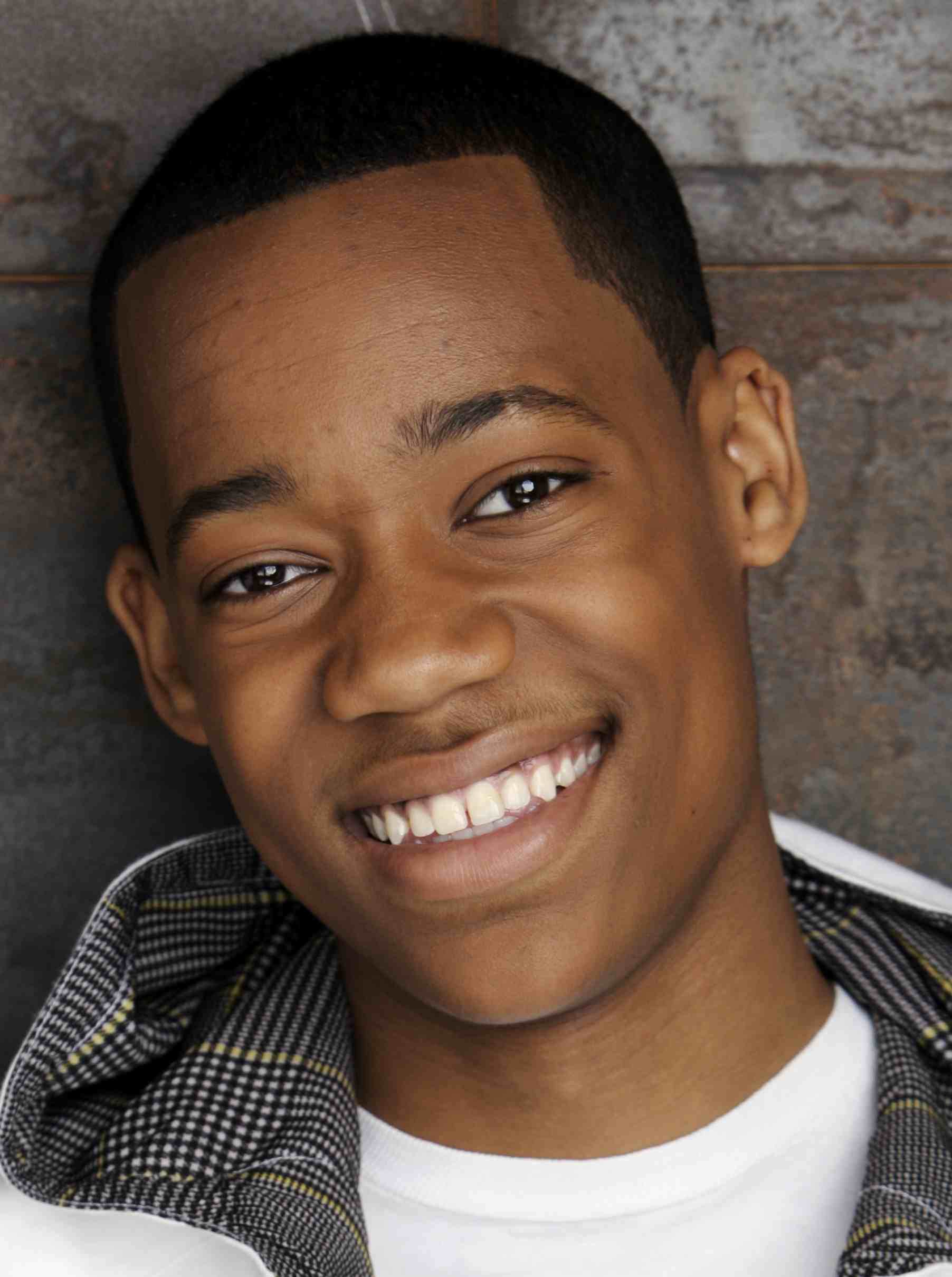 tyler james williams little brother on instant mom