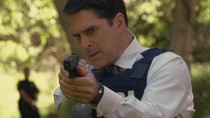 118172741594001.jpg (64 KB) Hotch's Glock 17 drawn on Mark Gregory in "Charm and Harm".