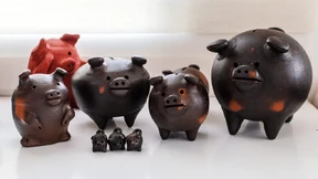Examples of multiple "Chanchitos de pomaire" notice the three legs.