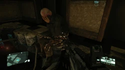 Un infectado sostiene su cabeza con las manos en silencio