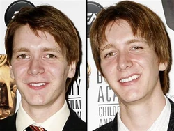 Can You Tell James And Oliver Phelps Fred And George Weasley Apart C Syde S Wiki Fandom Visually, there is no mention of any distinguishing features in the books, but after george lost his ear it would have been pretty easy to tell them apart. can you tell james and oliver phelps