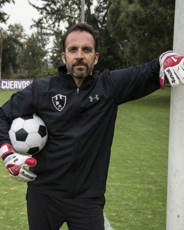 pics Antonio De La Vega Club De Cuervos rafael reina club de cuervos wiki