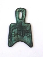 An example of an arched-foot spade.