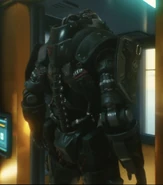 V observando Adam caminhando para dentro do elevador