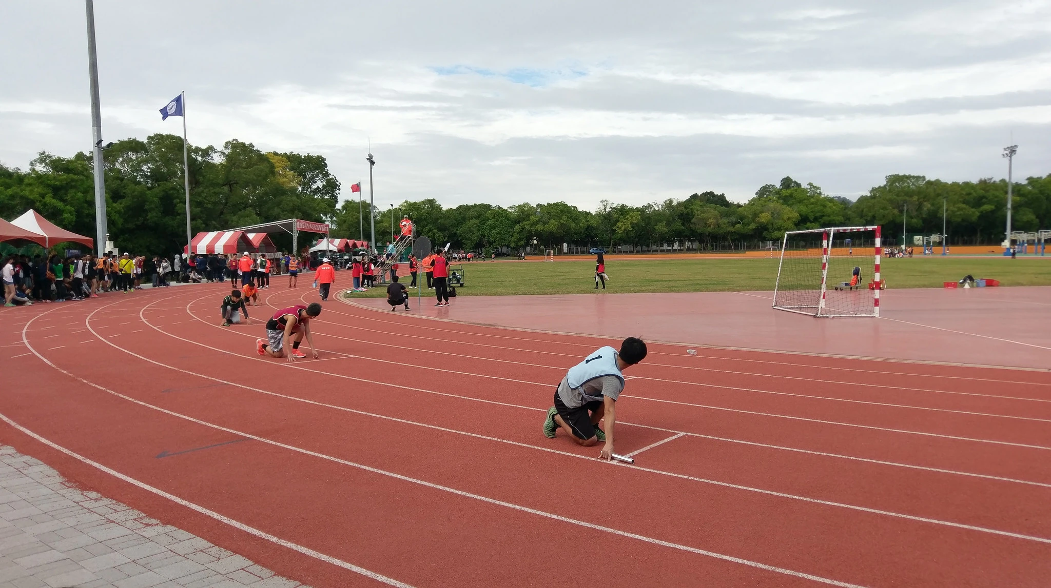 20 米的接棒区内完成接棒动作,若交接棒瞬间在接力区外完成视同违规