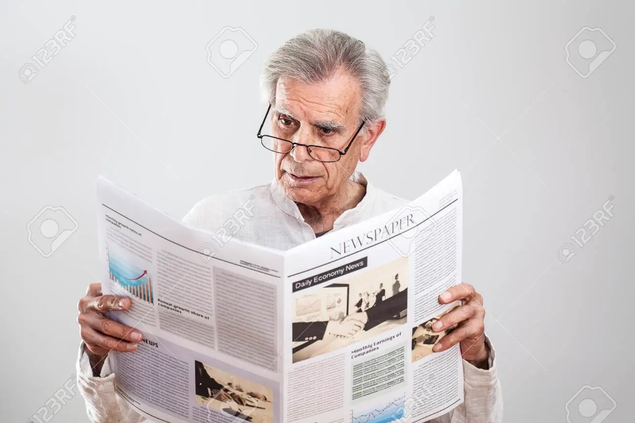 Newspaper man. Человек с газетой. Парень с газетой. Фотосессия с газетой. Человек читает газету.