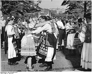 330px-Bundesarchiv Bild 183-L0602-0329, Prag, Weltfestspiele, Gruppe aus Böhmen.jpg