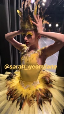 812 Sarah group costume.jpg (123 KB)