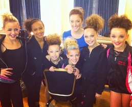 303 Girls getting ready.jpg (80 KB)