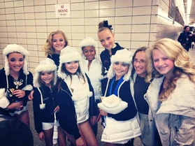 307 Girls with fans.jpg (61 KB)