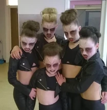 204-groupdance.jpg (92 KB)