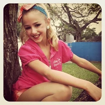 210 Chloe outside.jpg (120 KB)