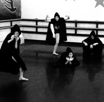 409 Girls in rehearsals.jpg (48 KB)