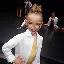 716 Lilliana group costume.jpg (106 KB)