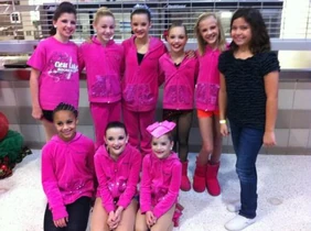 206 Girls with fans.jpg (37 KB)